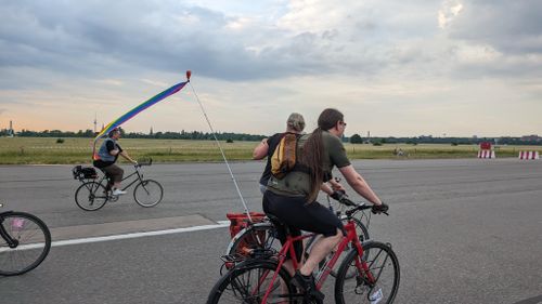 Menschen fahren auf dem Rad über das Tempelhofer Feld.